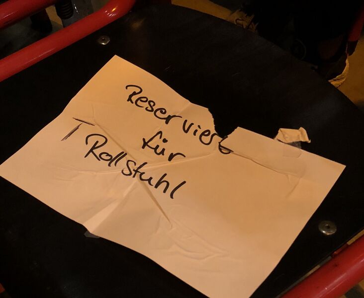 Datei:Rollstuhl Reservierung.jpg