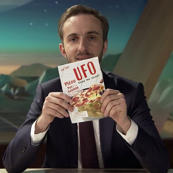 Datei:Böhmermann PizzaUFO.jpg