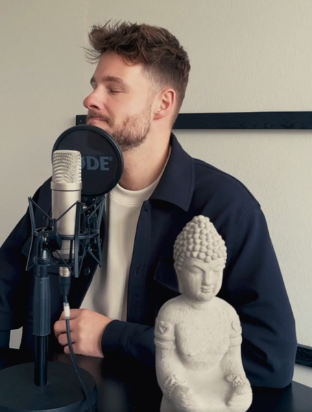 Datei:Stefan schürzt die lippen.png